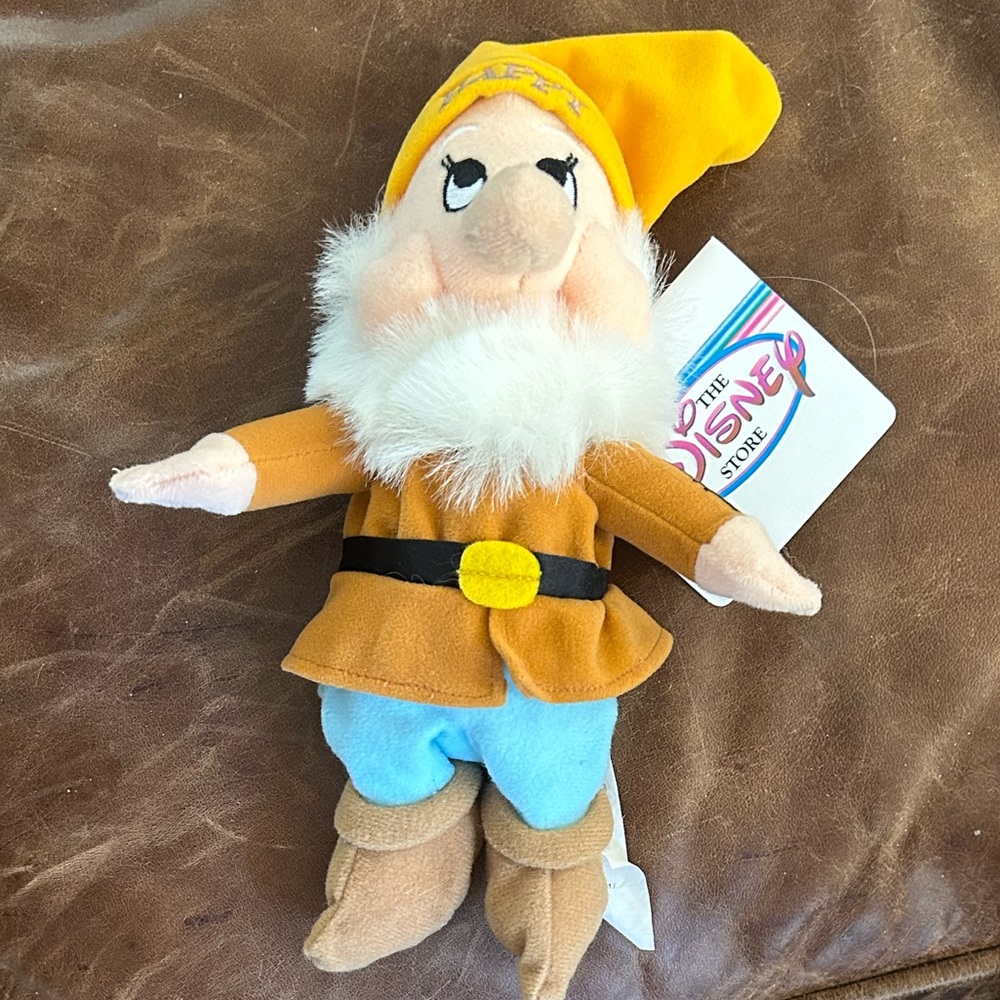 The Disney Store Snow White and the Seven Dwarfs HAPPY Mini Bean Bag Beanie NWT